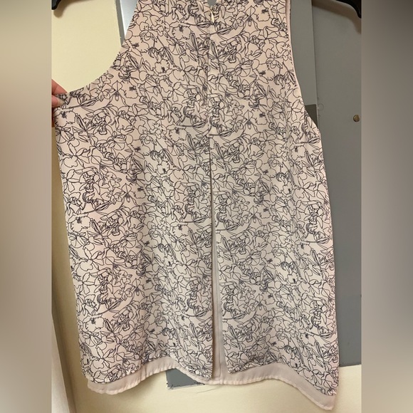 Light Pink/Cream Top w Black Floral Design - Picture 5 of 7